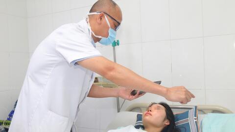 Mù mắt do tiêm filler ở nước ngoài, bệnh nhân về nước cấp cứu