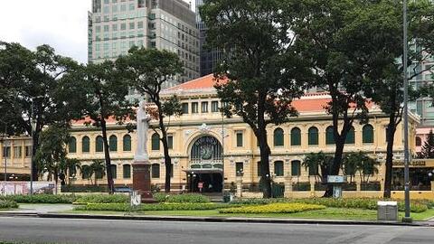 Đường phố TP.HCM trong ngày đầu siết chặt giãn cách