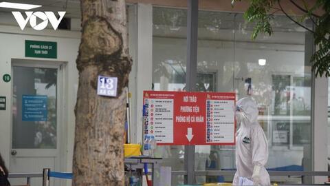 Người dân tự vào viện khi test nhanh dương tính sẽ nguy hiểm như thế nào?