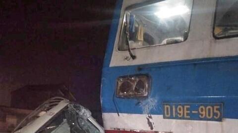 Va chạm với tàu hỏa, lái xe tải chấn thương nguy kịch