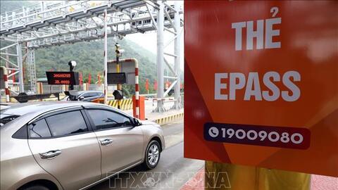 Thủ tướng yêu cầu đẩy nhanh tiến độ dán thẻ định danh ô tô để thu phí điện tử không dừng