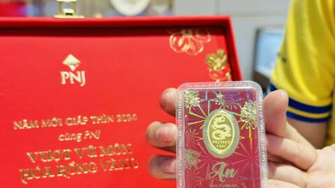 Người trẻ chọn sản phẩm vàng để khởi đầu năm mới