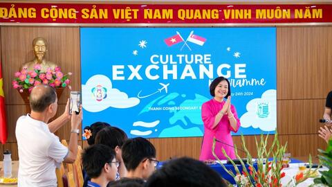 Giáo viên, học sinh Singapore giao lưu với trường THCS Thành Công