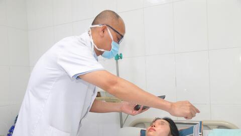 Mù mắt do tiêm filler ở nước ngoài, bệnh nhân về nước cấp cứu