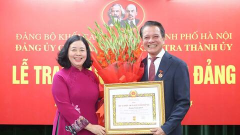 Trao Huy hiệu 40 năm tuổi Đảng tặng Chủ nhiệm UBKT Thành ủy