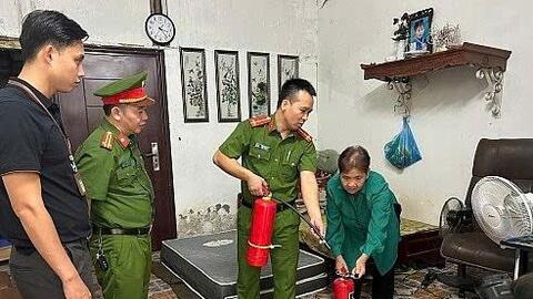 100% người dân Tây Hồ được trang bị bình chữa cháy xách tay