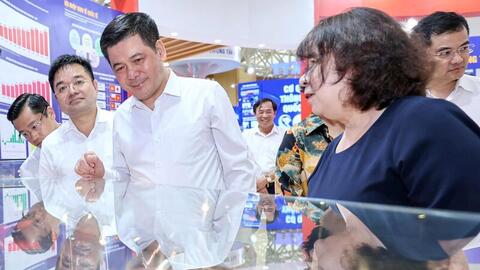 Bộ trưởng Nguyễn Hồng Diên kiểm tra khu trưng bày thành tựu 80 năm ngành Công Thương