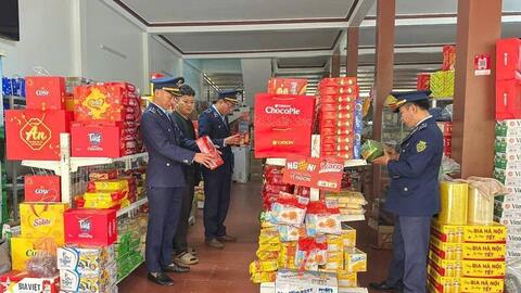 Quản lý thị trường Lào Cai xử lý gần 900 vụ vi phạm năm 2025