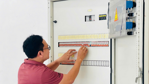 Ứng phó nắng nóng, bà con chủ động tiết kiệm điện