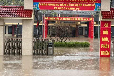 Hà Tĩnh mưa lớn liên tục, nhiều nơi ngập sâu, giao thông chia cắt