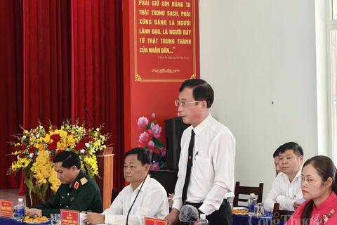 Phó Thủ tướng Hồ Quốc Dũng làm việc với xã biên giới ở Đắk Lắk