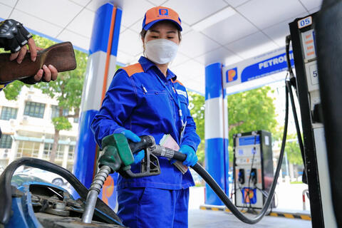 Giá xăng dầu hôm nay 25/6: Tiếp tục giảm sâu