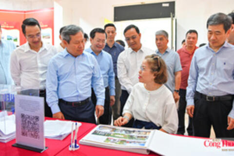 Chủ tịch Hà Nội lắng nghe quan điểm về xây thêm công trình ở Hồ Gươm