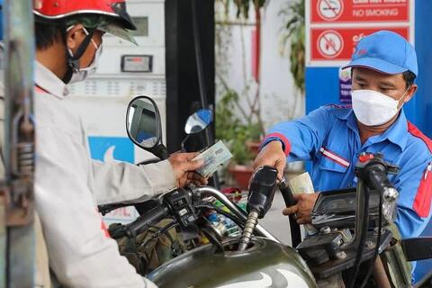 Giá xăng dầu hôm nay 2/7: Dầu WTI dưới mốc 70 USD/thùng