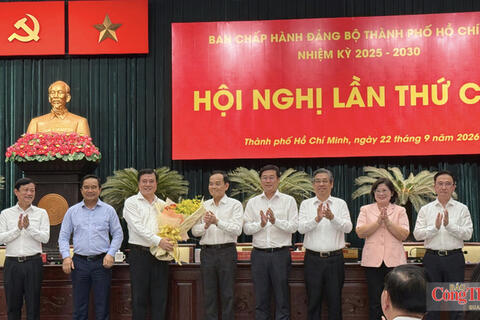 Ban Chấp hành Đảng bộ TP. Hồ Chí Minh chúc mừng tân Phó Bí thư Thành ủy Nguyễn Sinh Nhật Tân