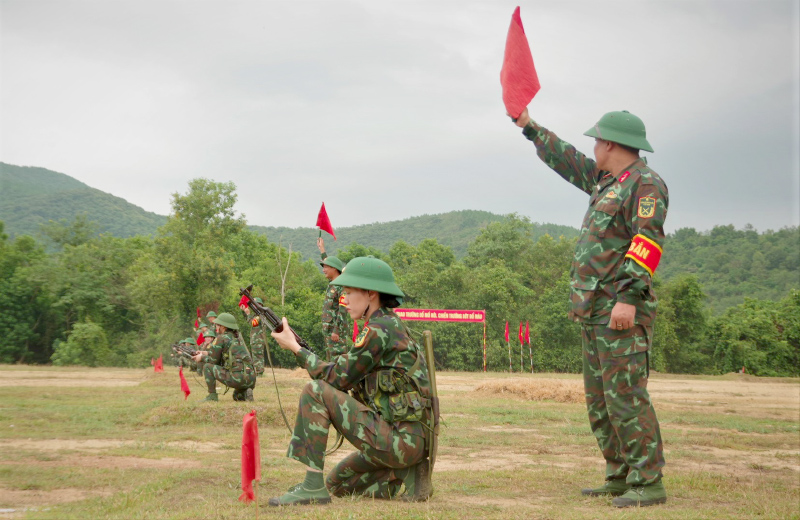 Thực hành kiểm tra bắn đạn thật.