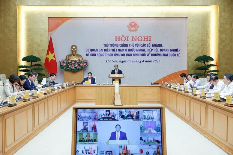 Thủ tướng chủ trì Hội nghị với các bộ, ngành, cơ quan đại diện Việt Nam ở nước ngoài, các hiệp hội, doanh nghiệp để chủ động thích ứng với tình hình mới về thương mại quốc tế - Ảnh: VGP/Nhật Bắc