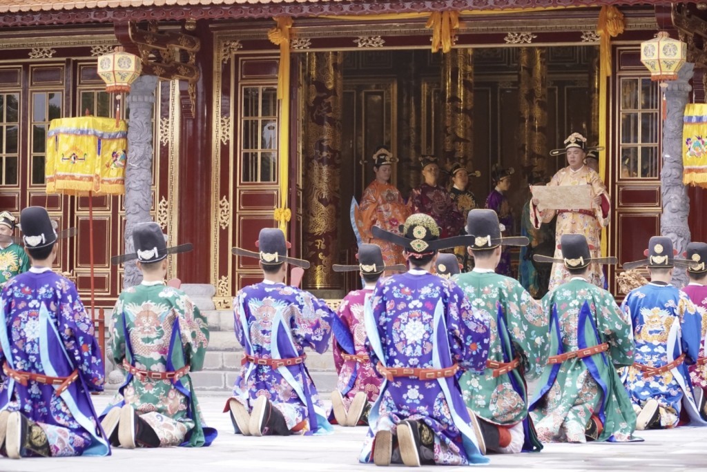 Sân khấu hóa lễ thiết triều dâng biểu mừng hoàn thành điện Thái Hòa và ban thưởng của triều đình (Ảnh: Đ.Minh)