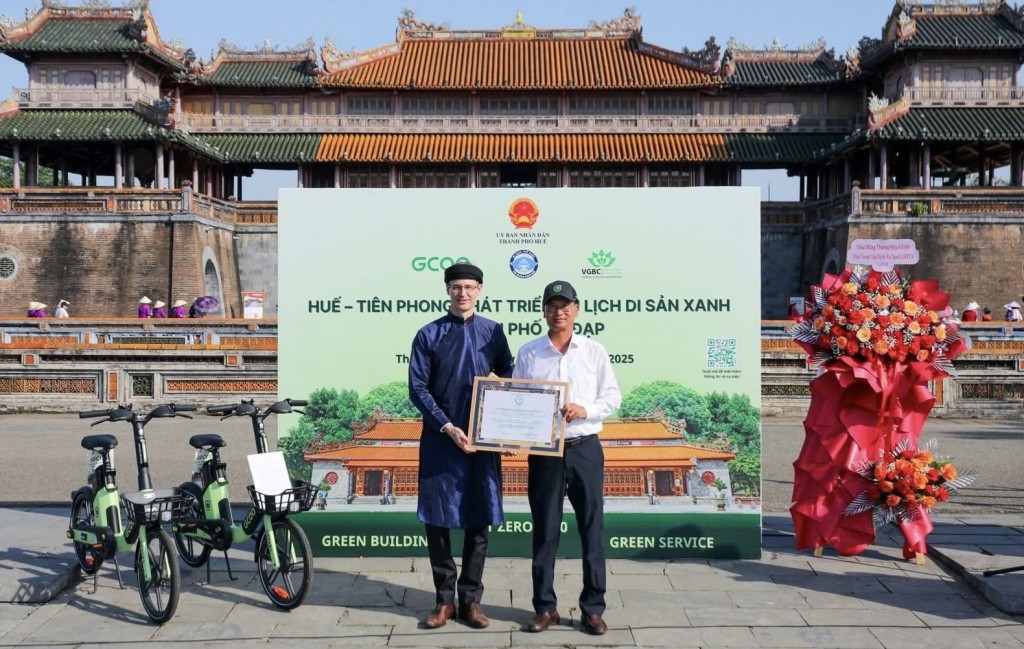 Giám đốc Trung tâm Bảo tồn Di tích Cố đô Huế  Hoàng Việt Trung đón nhận “Công trình xanh LOTUS” cho di tích điện Thái Hòa