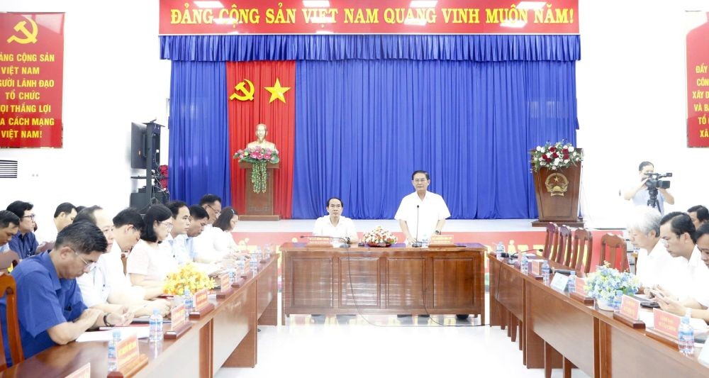 Ông Nguyễn Văn Lộc, Ủy viên Thường vụ Tỉnh ủy, Chủ tịch HĐND tỉnh  phát biểu tại buổi làm việc