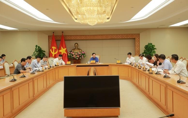 Phó Thủ tướng lưu ý, những lĩnh vực có chi phí cao, rủi ro lớn hoặc chưa có doanh nghiệp tư nhân đủ năng lực thì khu vực công cần đi trước mở đường - Ảnh: VGP/Minh Khôi
