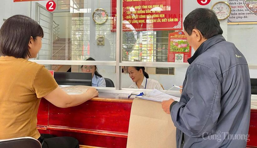 Các cán bộ tư pháp ở xã, phường luôn tích cực chủ động hỏi han, giúp đỡ người dân hoàn thành thủ tục nhanh chóng. Ảnh: Hiền Mai