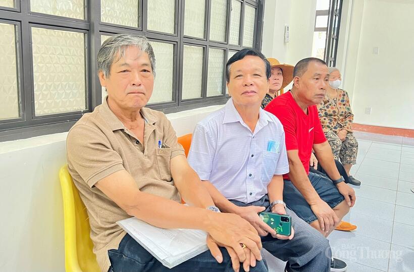 Ông Nguyễn Sĩ Bồi (áo trắng) cảm thấy hài lòng vì quy trình làm các thủ tục đất đai diễn ra nhanh gọn. Ảnh: Hiền Mai