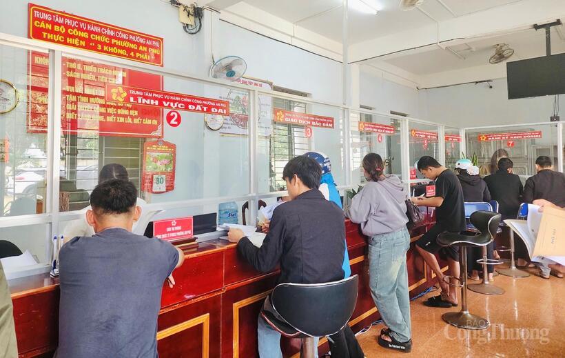 Người dân tới làm thủ tục đất đai tại Trung tâm Phục vụ hành chính công phường An Phú (tỉnh Gia Lai). Ảnh: Hiền Mai