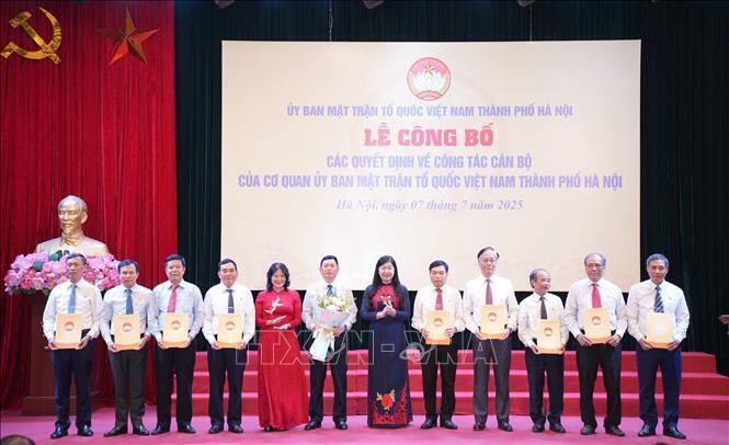 Chủ tịch Ủy ban Mặt trận Tổ quốc Việt Nam Thành phố Hà Nội Nguyễn Lan Hương trao các quyết định về công tác cán bộ. Ảnh: TTXVN