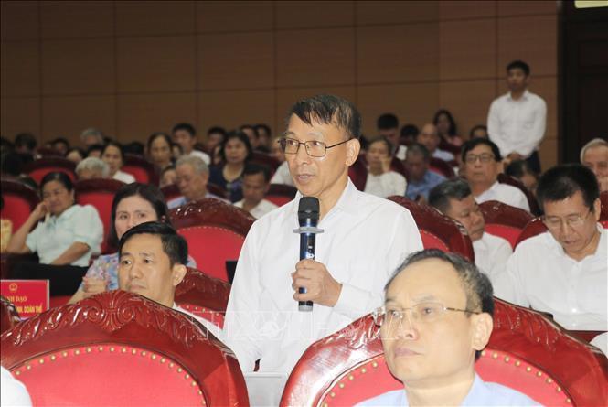 Cử tri trình bày ý kiến tại buổi làm việc. Ảnh: TTXVN