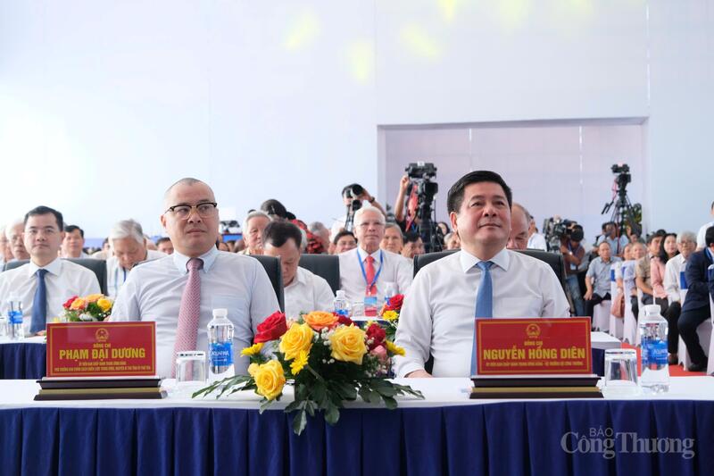 Bộ trưởng Bộ Công Thương Nguyễn Hồng Diên và đồng chí Phạm Đại Dương dự lễ khởi công. Ảnh: Lê Sơn