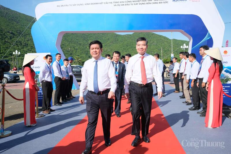 Bộ trưởng Bộ Công Thương Nguyễn Hồng Diên dự lễ khởi công dự án. Ảnh: Lê Sơn