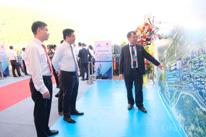 Bộ trưởng Bộ Công Thương Nguyễn Hồng Diên nghe đại diện Ban quản lý khu công nghiệp giới thiệu về dự án. Ảnh: Lê Sơn