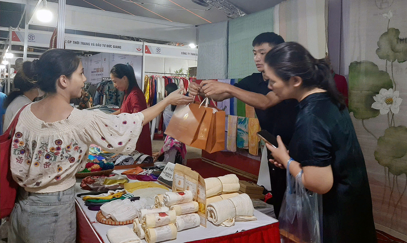 Gian hàng Hợp tác xã Lụa đũi Nam Cao thu hút đông đảo khách hàng tham quan, mua sắm. Ảnh: N.H