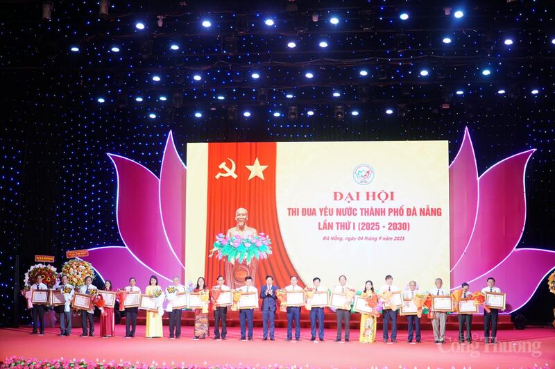 Trao tặng Huân chương Lao động các hạng cho cá nhân về quá trình cống hiến