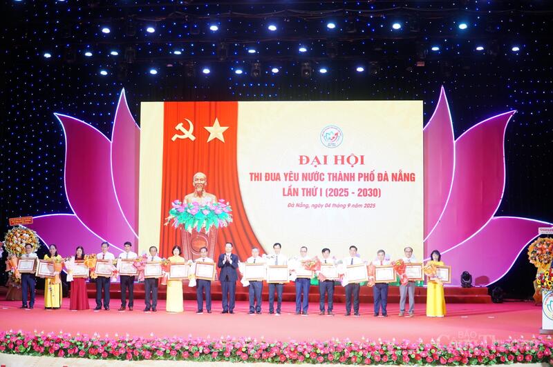 Trao tặng Bằng khen của Thủ tướng Chính phủ cho các tập thể, cá nhân tiêu biểu