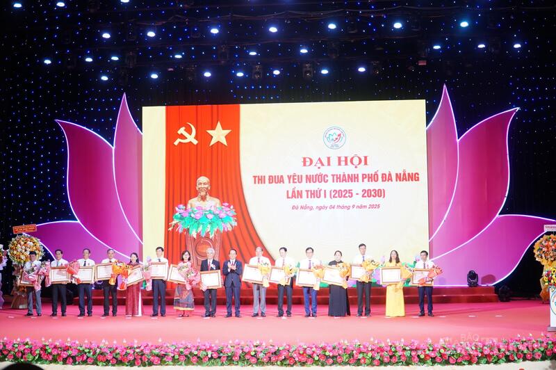 Trao tặng Huân chương Lao động các hạng cho cá nhân về thành tích công trạng