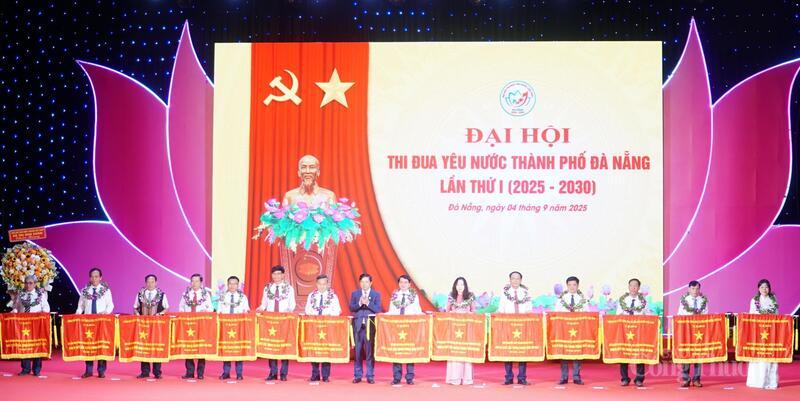 Trao tặng Cờ thi đua của Chính phủ cho 14 tập thể