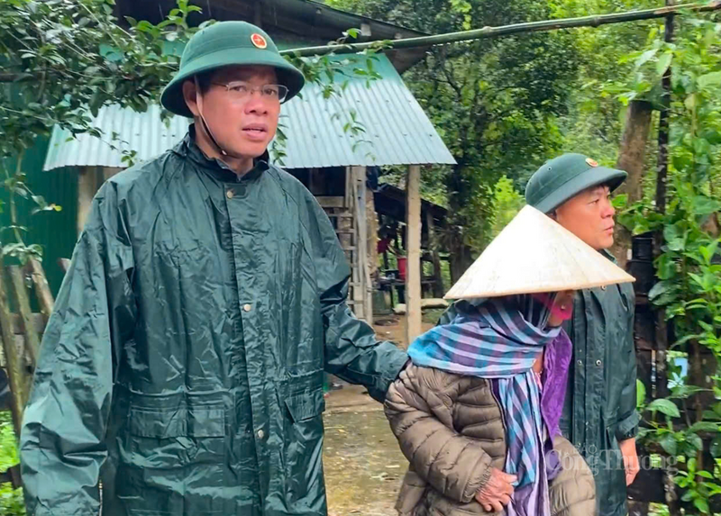 Ngay từ chiều 28/9, các cán bộ Bộ đội Biên phòng đã đến tận nhà dân, đưa bà con dân tộc Chứt đi sơ tán. Ảnh: Trọng Tùng