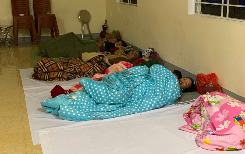 Không chỉ cung cấp vật chất, sự quan tâm tinh thần cũng được đặt lên hàng đầu. Các cán bộ y tế đã có mặt để thăm khám sức khỏe, cấp phát thuốc miễn phí. Ảnh: Trọng Tùng