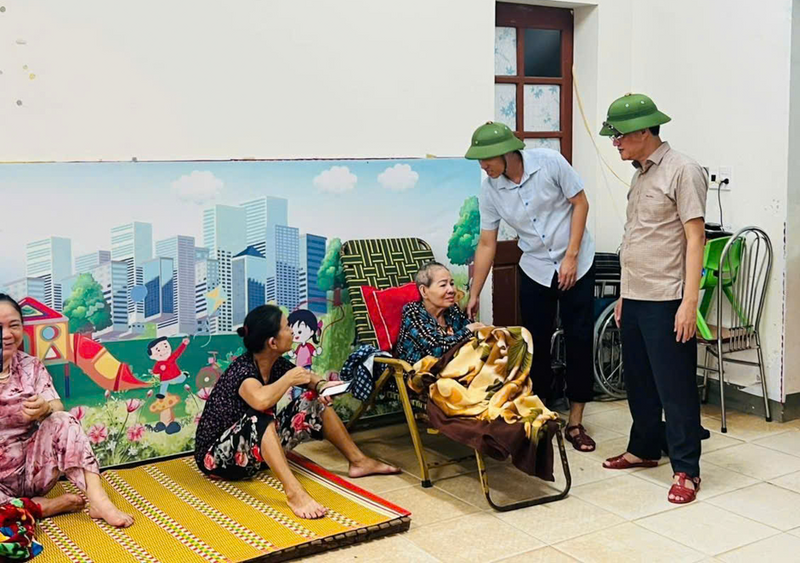 Sáng 29/9, khi bão số 10 đi qua để lại một khung cảnh tan hoang, thì tại các khu sơ tán, mọi người vẫn nhận được sự hỗ trợ tận tình. Sau khi được đảm bảo an toàn và no đủ, lực lượng chức năng đã bắt tay vào công tác khắc phục hậu quả bão gây nên. Ảnh: Người dân cung cấp