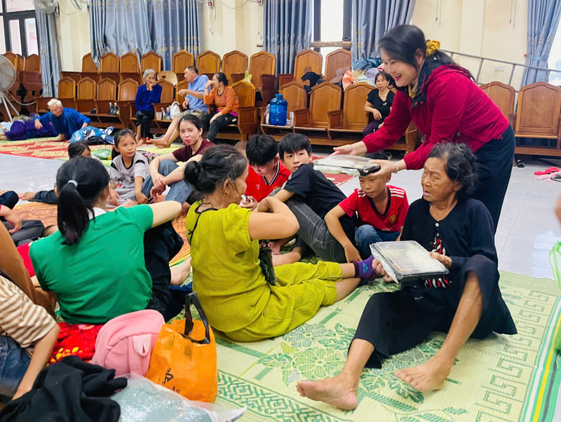 Tối 28/9, tại khu vực phía Nam Hà Tĩnh, lực lượng hậu cần phường Sông Trí đã chuẩn bị bữa tối cho bà con sơ tán tránh bão số 10. Các suất ăn được nấu tại chỗ, đảm bảo vệ sinh và dinh dưỡng. Ảnh: Người dân cung cấp