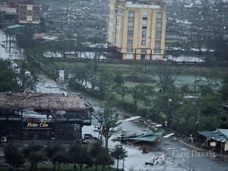 Theo Trung tâm dự báo khí tượng thủy văn quốc gia, hồi 5h ngày 29/9, vị trí tâm bão số 10 khoảng 18.6 độ Vĩ Bắc; 105.4 độ Kinh Đông, trên đất liền Nghệ An – Hà Tĩnh. Sức gió mạnh nhất: Cấp 9-10 (75-102km/h), giật cấp 12. Trong 3h tới, bão di chuyển theo hướng Tây Tây Bắc, tốc độ khoảng 20-25km/h. Ảnh: Trọng Tùng