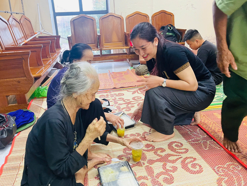 Giữa cảnh gió rít liên tục, tại nơi tránh trú bão, các cán bộ, hội viên các đoàn thể địa phương cùng tình nguyện viên không quản ngại khó khăn, phục vụ từng suất ăn với tinh thần trách nhiệm cao. Ảnh: Người dân cung cấp