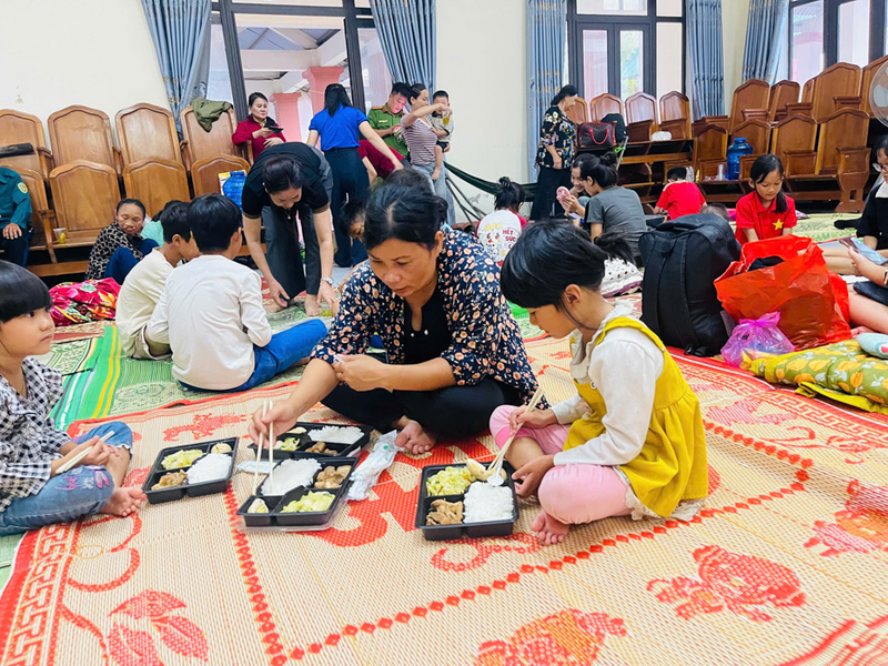 Bà con cùng nhau ăn tối trong không khí ấm áp, quây quần như gia đình. Ảnh: Người dân cung cấp