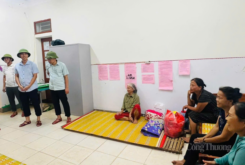Tại khu tránh trú bão ở xã Thiên Cầm, phần lớn người dân được sơ tán là người già, trẻ nhỏ. Lãnh đạo địa phương đã trực tiếp đến thăm hỏi, tặng quà cho bà con, đồng thời chăm lo chỗ ăn, chỗ ngủ, không để ai thiếu nhu yếu phẩm cần thiết. Ảnh: Người dân cung cấp