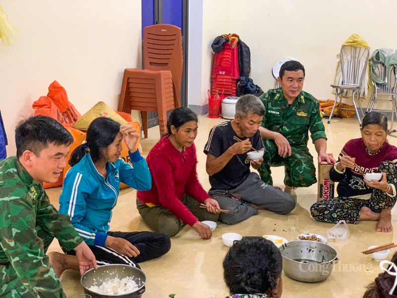 Tại vùng rẻo cao của Hà Tĩnh, Đồn Biên phòng Bản Giàng, Bộ đội Biên phòng Hà Tĩnh phối hợp cùng chính quyền xã Phúc Trạch (Hà Tĩnh) di dời 7 hộ dân với 21 nhân khẩu là bà con dân tộc Chứt đến nơi tránh trú bão an toàn. Ảnh: Trọng Tùng