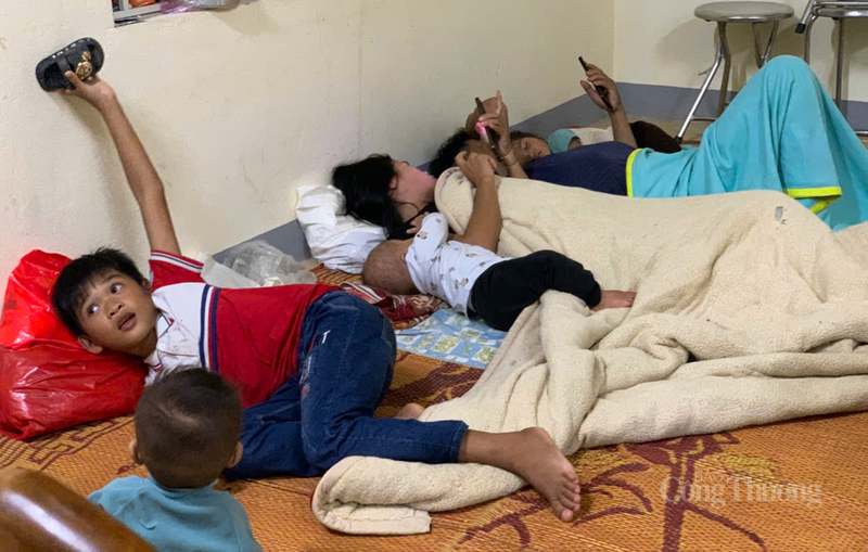 “Mất điện, trời tối om không thấy gì. Nhờ các cán bộ biên phòng mà gia đình tôi được ăn cơm, được có chỗ ngủ, không lo mưa bão. Nhờ bộ đội mà chúng tôi không lo thiếu ăn, thiếu mặc” anh Hồ Đình Pắc (bản Rào Tre, xã Phúc Trạch) cho biết. Ảnh: Trọng Tùng