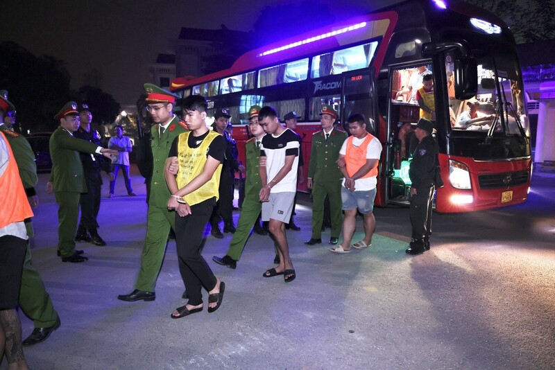 Công an tỉnh Tuyên Quang đã di lý 74 đối tượng (trên tổng số 205 đối tượng bị bắt giữ) trong đường dây lừa đảo chiếm đoạt tài sản tại Campuchia từ cửa khẩu quốc tế Mộc Bài (tỉnh Tây Ninh) về Cơ quan Cảnh sát điều tra Công an tỉnh Tuyên Quang. Ảnh: Bộ Công an