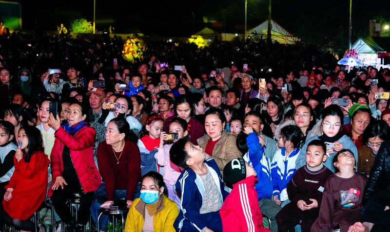 Đông đảo người dân đón xem chương trình. Ảnh: Phạm Bằng